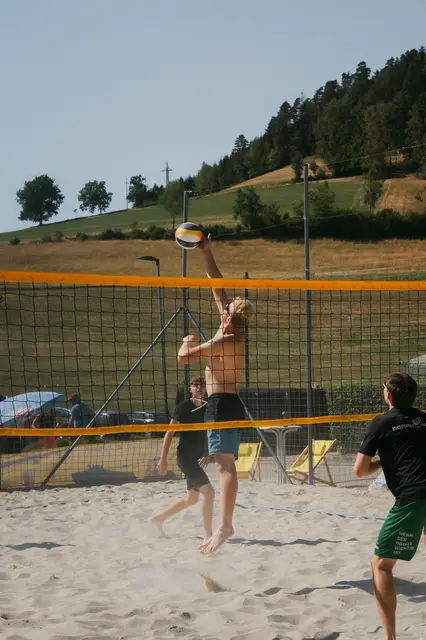16 begeisterte Mannschaften beim Beach-Volleyballturnier in Pabneukirchen.  | Foto: Marlene Kastenhofer