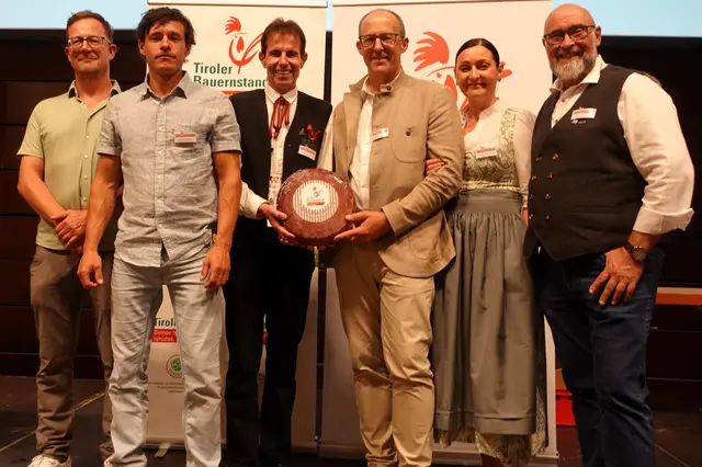 Christoph Wildauer und Lorenz Geisler (beide Fa. Schnolli Natur naschen aus Mayrhofen), Tiroler Bauernstandl-Gründer Wolfgang Obermüller, Hermann und Claudia Fankhauser (beide Fa. Zillertaler BergSenn aus Zellberg) und der Tiroler Käsesommelier Harald Weidacher. | Foto: Klaus Wendling