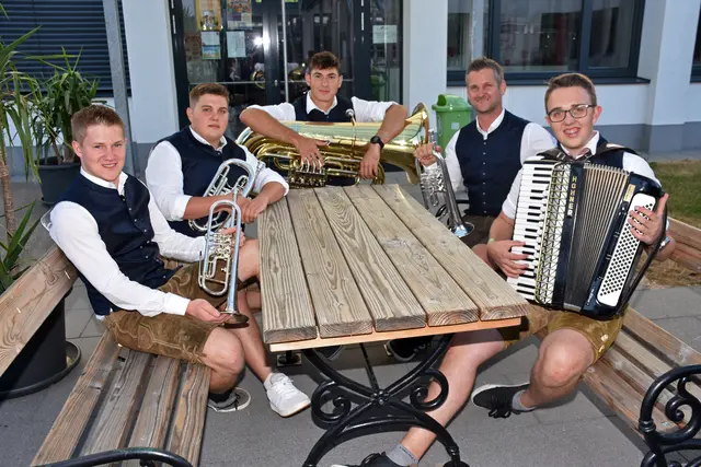 Die Blechgneisser mit Roland Holzer, Felix Kurzmann, Erik Nussbaummüller, Hannes Aschauer, Jakob Kurzmann, von Links.  | Foto: Robert Zinterhof