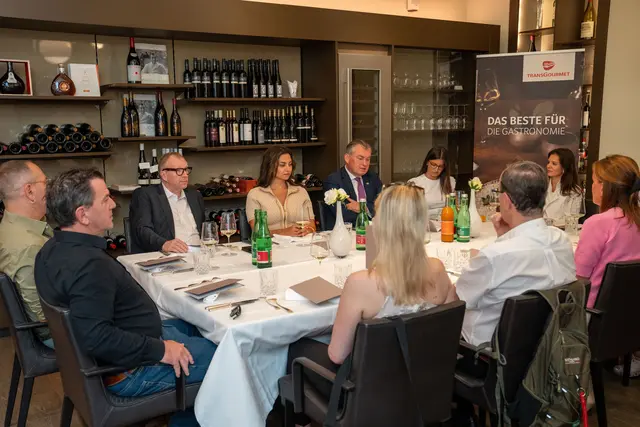 Der österreichweite Reservierungsstart wurde bei einem Chef’s Table im Mörwald Chefs Club im Wiener Palais Ferstel präsentiert. | Foto:  &amp;Social