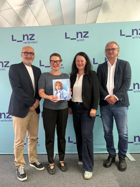 V.l. Belmir Zec (Leiter Volkshochschule Linz), Bildungsstadträtin Eva Schobesberger (Grüne), Katja Fischer (stv. Abteilungsleiterin und Fachbereichsleiterin) und Kulturdirektor Julius Stieber.
 | Foto: Stadt Linz