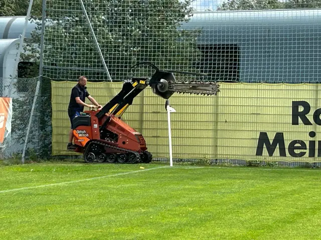 Derzeit sind ungewöhnliche Spieler auf dem Fußballplatz in Götzens zu sehen. Bagger sorgen dafür, das der Platz künftig bestens bewässert wird.  | Foto: Armin Singer
