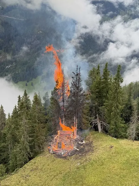 Das Feuer wurde vermutlich durch einen Blitzschlag ausgelöst. | Foto: BFV-Reutte