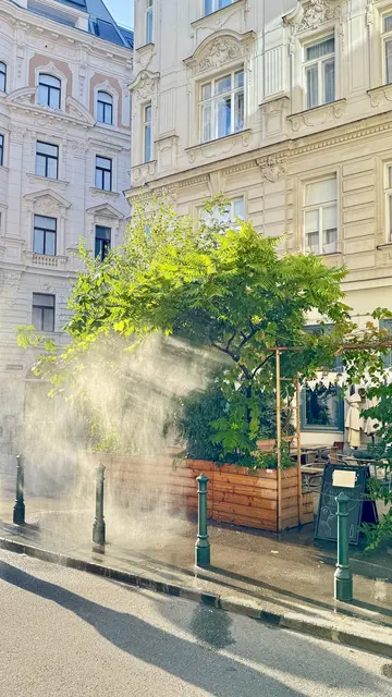 Wunderschöner Gastgarten im Lokal „FREUNDERLWIRTSCHAFT“!
Ein Wohltat für Bäumchen und Gäste ist an heißen Tagen der Sprühregen!