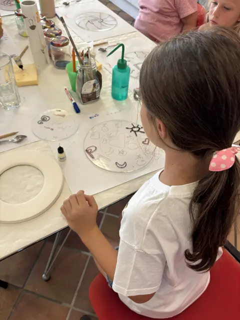 Mit Glasfarben werden die Zeichnungen umrandet. | Foto: Lauren Fahrenberger / MeinBezirk