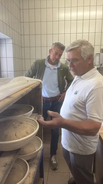 Bäcker- und Konditormeister Bruno Steinwender (re.) erklärt Michael Kretz (Chefredakeur, MeinBezirk Salzburg) hier gerade wie er das Backen des Thomataler Brots angeht. | Foto: pjw