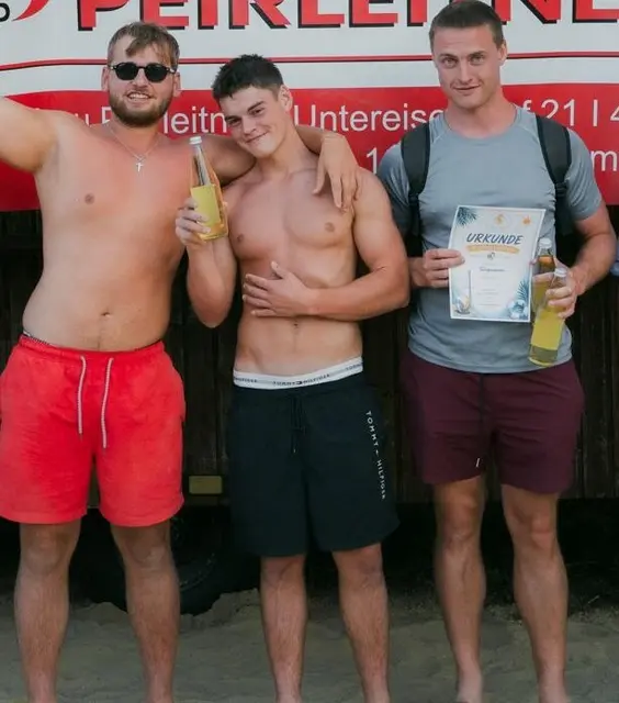 16 begeisterte Mannschaften beim Beach-Volleyballturnier in Pabneukirchen.  | Foto: Marlene Kastenhofer