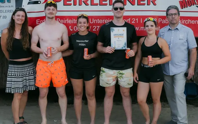 16 begeisterte Mannschaften beim Beach-Volleyballturnier in Pabneukirchen.  | Foto: Marlene Kastenhofer