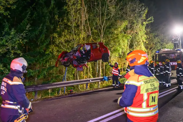 Der 58-jährige Lenker des roten Autos überlebte den Frontalcrash nicht. | Foto: TEAM FOTOKERSCHI.AT / WERNER KERSCHBAUMMAYR