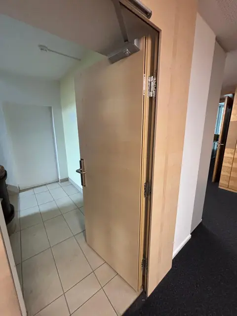 Bei den Chiptüren handelt es sich um Fluchttüren der Büroräumlichkeiten. Der zugemauerte Part war tatsächlich der Eingang zu einer Wohnung, jedoch handelt es sich hier um eine der erwähnten vier Umbauten. | Foto: Königer