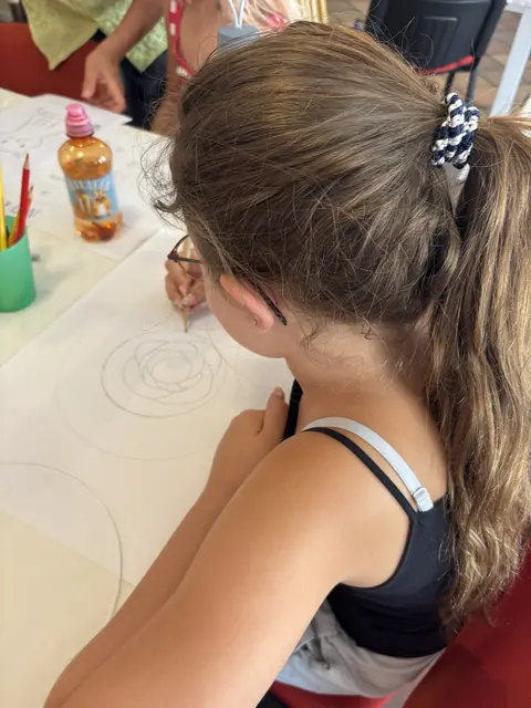 Die Vorlage auf Papier wird auf den Glasteller übertragen. | Foto: Lauren Fahrenberger / MeinBezirk