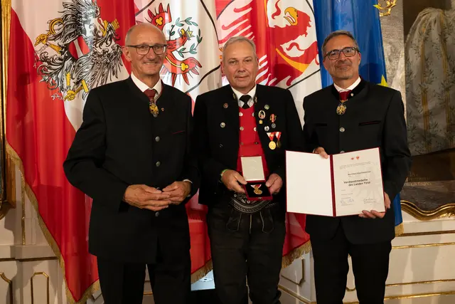 Bernhard Klammsteiner aus Terfens wurde für seinen langjährigen Einsatz für die Blasmusik und die Pfarre Terfens mit der Verdienstmedaille des Landes Tirol geehrt. | Foto: Land Tirol/Sedlak