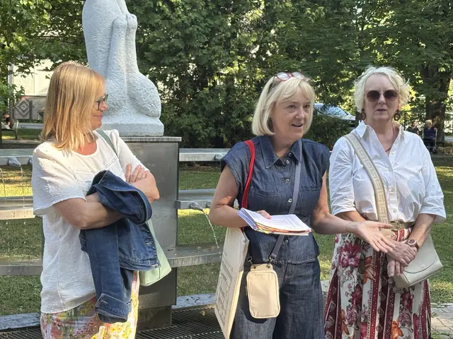 Fesselnder Stadtspaziergang: Der zweite Leibnitzer Stadtspaziergang startete beim Brunnen im Marenzipark. | Foto: MeinBezirk/W. Fischer