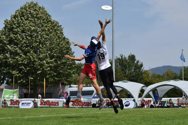 Bei Ultimate Frisbee werden Elemente aus American Football und Basketball kombiniert. | Foto: unsplash / John Kofi