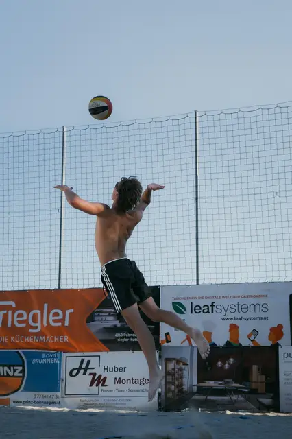 16 begeisterte Mannschaften beim Beach-Volleyballturnier in Pabneukirchen.  | Foto: Marlene Kastenhofer