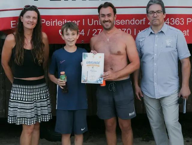 16 begeisterte Mannschaften beim Beach-Volleyballturnier in Pabneukirchen.  | Foto: Marlene Kastenhofer