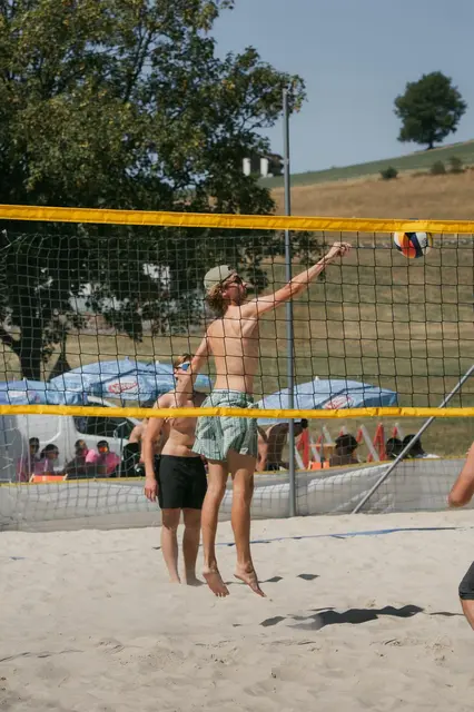 16 begeisterte Mannschaften beim Beach-Volleyballturnier in Pabneukirchen.  | Foto: Marlene Kastenhofer