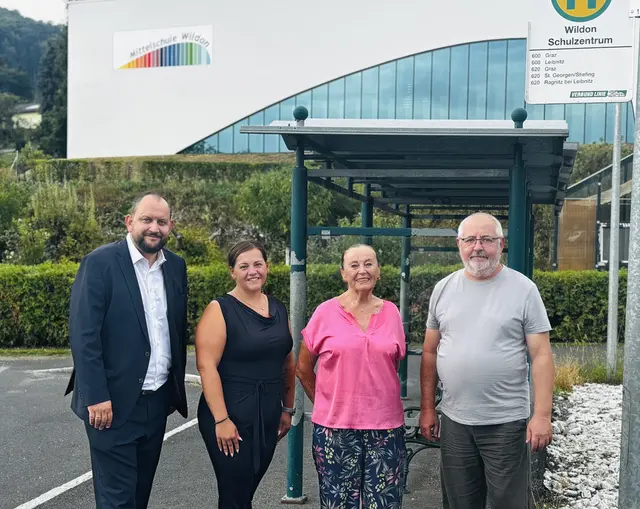 Bürgermeister Christoph Grassmugg, Gemeinderätinnen Lisa Sorko und Rosemarie Schauer und Obmann des Umweltausschusses und Gemeinderat Werner Kammel (v. l.) vor der Mittelschule Wildon, vor der die ersten Bäume gepflanzt werden sollen | Foto: meinBezirk/Barbara Wukovits