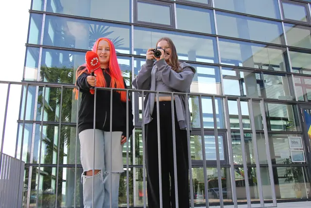 Die Lehrlinge Sandra und Christina haben bei MeinBezirk den Beruf einer Redakteurinnen ausprobiert.  | Foto: MeinBezirk