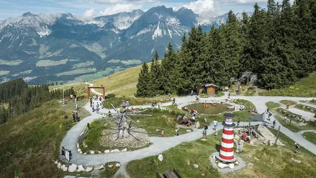 Hoch hinaus in die Zauberwelt: Mit der Hartkaiserbahn geht’s kostenlos nach Ellmau – inklusive Schatzsuche, Goldwaschen, Schnitzen und Besuch bei Ellmi. | Foto: Gretter