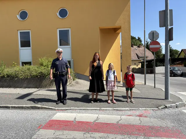 Polizist Gerald Wais mit Sonja und Julia Dangl sowie Maximilian Vogl (v.l.) am meistgenutzten Schutzweg bei der Volksschule in Waidhofen/Thaya. | Foto: Daniel Schmidt