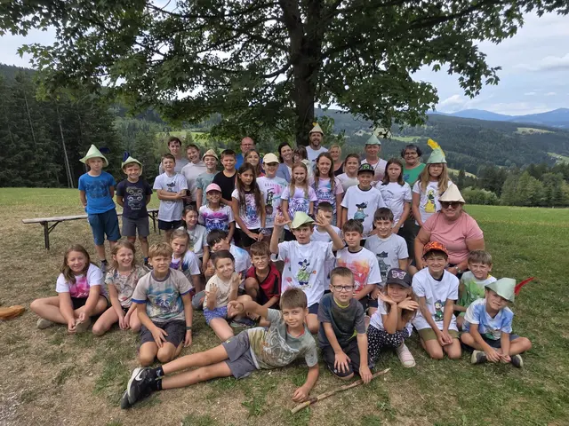 Ein Gruppenfoto mit allen Räuberinnen und Räubern beim Sommercamp