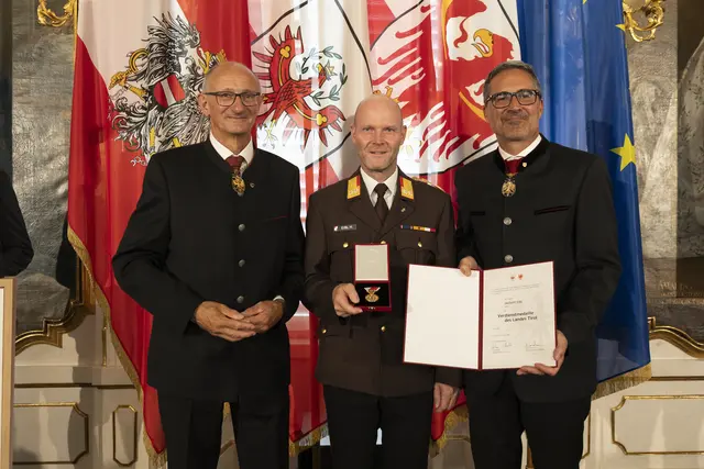 Herbert Eibl aus Uderns wurde für seine Verdienste um die Feuerwehr und den Katastrophenschutz mit der Verdienstmedaille des Landes Tirol ausgezeichnet. | Foto: Land Tirol/Sedlak