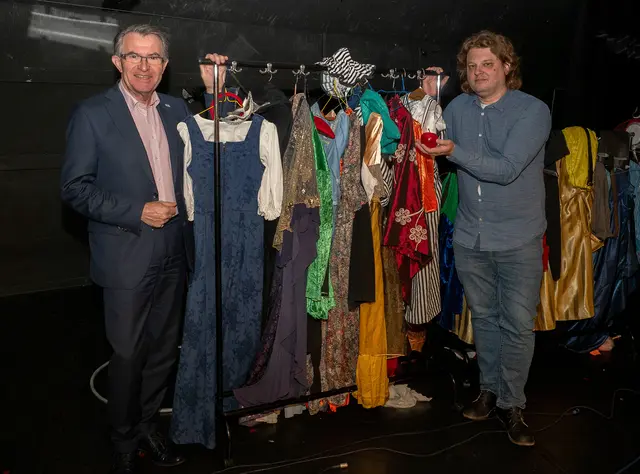 Die Vorbereitungen für "Schneewittchen" laufen - Kulturstadtrat Franz Piribauer besuchte Florian Scherz vom Theater im Neukloster. | Foto: Stadt Wiener Neustadt/Maurer