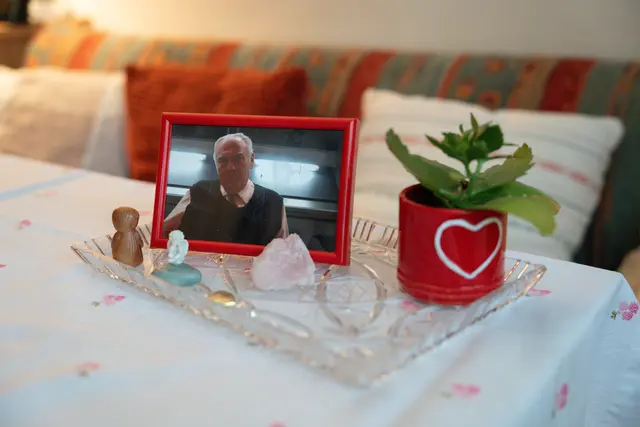 Ein Bild auf dem Wohnzimmertisch von Hannelore Jerabek erinnert an den verstorbenen Ehemann. | Foto: Sade Jerabek/MeinBezirk