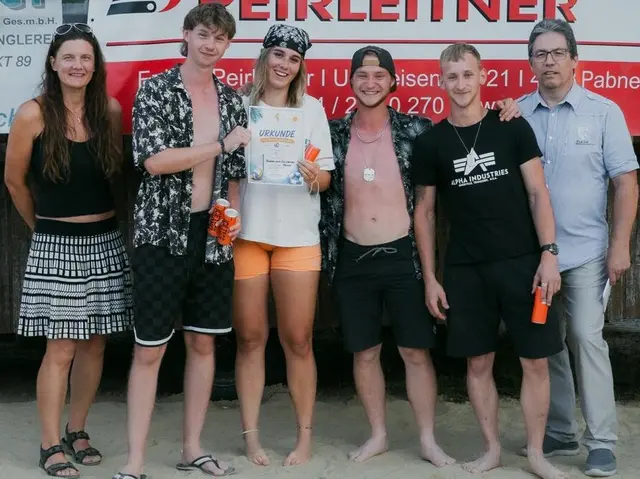 16 begeisterte Mannschaften beim Beach-Volleyballturnier in Pabneukirchen.  | Foto: Marlene Kastenhofer