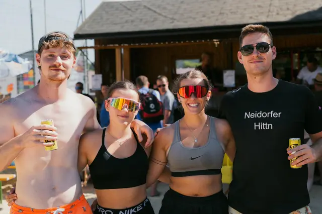 16 begeisterte Mannschaften beim Beach-Volleyballturnier in Pabneukirchen.  | Foto: Marlene Kastenhofer