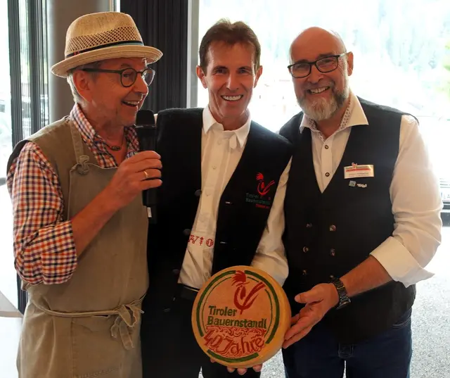 Käseexperte Hansi Baumgartner überraschte den Tiroler Bauernstandl-Gründer Wolfgang Obermüller und Tirols Käsesommelier Harald Weidacher zum 40-Jahr-Jubiläum mit einem ganz besonderen Käse aus Südtirol. | Foto: Klaus Wendling