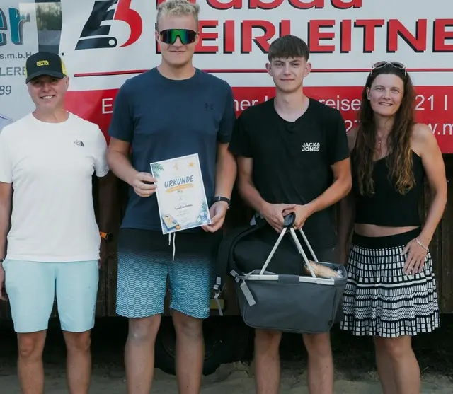 16 begeisterte Mannschaften beim Beach-Volleyballturnier in Pabneukirchen.  | Foto: Marlene Kastenhofer