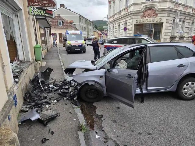 In Pottenstein krachte in Auto in ein Schaufenster. | Foto: Markus Hackl