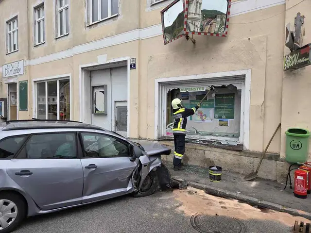 Entfernen der Glasscherben. | Foto: Markus Hackl