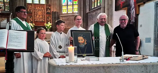 Von links: Pfarrassistent Roland Altreiter mit Freistädter Ministranten, Pater Udo Fischer und Heimatforscher Fritz Fellner. | Foto: Pfarre Freistadt