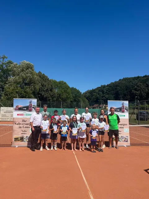 25 Kinder und Jugendliche nahmen an den Trainingseinheiten mit der professionellen Tennislehrerin Martina Pitzl von der Go Forward Tennis Academy  teil.