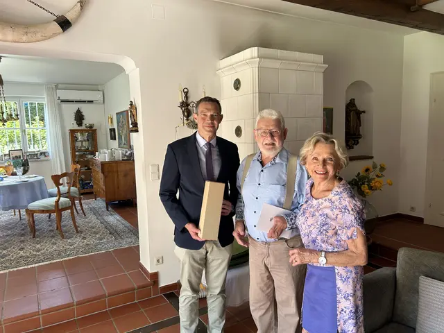 Medizinalrat Michael Hahn (Mitte) feierte seinen 80. Geburtstag. | Foto: Stadt Wiener Neustadt