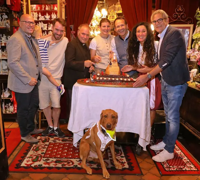 Markus Mentl-Weigl, Andreas Onea mit Sohn Eliam, Militärdekan Alexander Wessely, Babsi Aigner, Alexander J. Rüdiger und Partnerin Romana Schrey, Peter Großmann und Blindenhund Charly | Foto: Conny de Beauclair