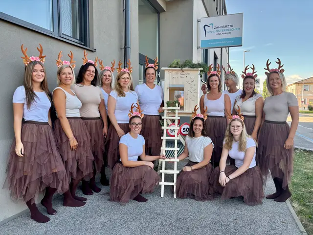DIe zwölf Assistentinnen gratulierten mit Hochstand und Rehkostüm. | Foto: Markus Kahrer / MeinBezirk