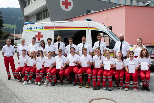 Mit sichtbarem Stolz werden die verdienten Auszeichnungen der Öffentlichkeit präsentiert. | Foto: Rotes Kreuz Salzburg