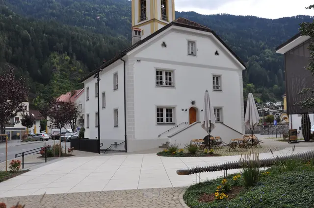 Im ehemaligen Doktorhaus in Zams wurden mit Unterstützung der Tiroler Dorferneuerung Umbau- und Adaptierungsmaßnahmen für ein neues Café umgesetzt. Damit erhält das Gebäude eine neue Nutzung und wird als Treffpunkt im Ortszentrum wiederbelebt. | Foto: Land Tirol