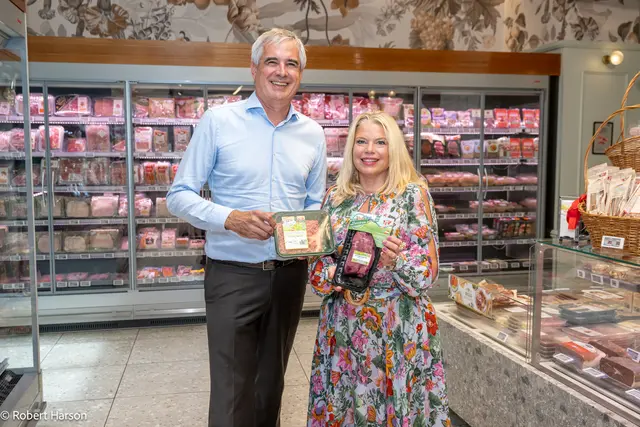 (v. l. n. r.): Werner Habermann, Geschäftsführer der ARGE Rind, und Simone Grossauer, Leiterin des Einkaufs für Frischfleisch bei Billa. Das Unternehmen erhöht angesichts der aktuellen Marktlage seine Abnahmemengen für heimisches Rindfleisch. | Foto: BILLA AG/Robert Harson