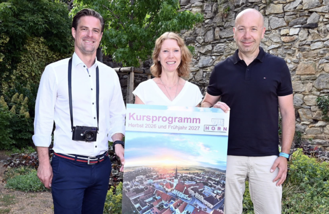 Covergestalter Stadtrat Reinhard Litschauer, Maria Hofmann (VHS-Büro) und VHS-Leiter Roland Surböck. | Foto: Hohenegger / Stadtgemeinde Horn