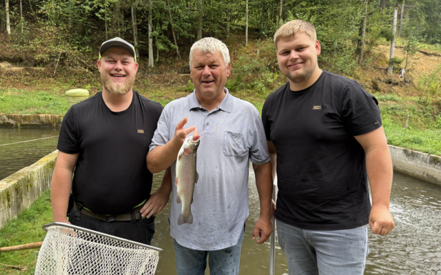 Drei Männer, eine gemeinsame Begeisterung für Fisch: Peter, Johann und Paul Haider (v.l.). | Foto: MeinBezirk/Jennifer Wiesmüller