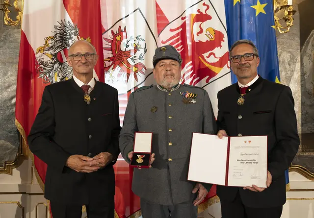 Klaus Fanninger-Hacker aus Schwaz wurde mit der Verdienstmedaille des Landes Tirol ausgezeichnet.  | Foto: Land Tirol/Sedlak
