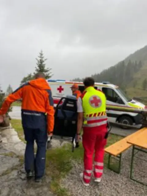 Zur selben Zeit geriet eine weitere Person in Not - auf einer privaten Nachbarhütte der Christl-Alm hatte ein Mann einen epileptischen Anfall erlitten. | Foto: Bergrettung Hallein