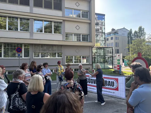 Vorbei an der Arbeiterkammer führte der Stadtspaziergang weiter zur Stadtpfarrkirche und weiter über den Hauptplatz in die Grazer Gasse. | Foto: MeinBezirk/W. Fischer