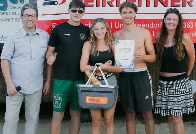 16 begeisterte Mannschaften beim Beach-Volleyballturnier. Team Pabneukirchen-Schwertberg, Platz 3.  | Foto: Marlene Kastenhofer
