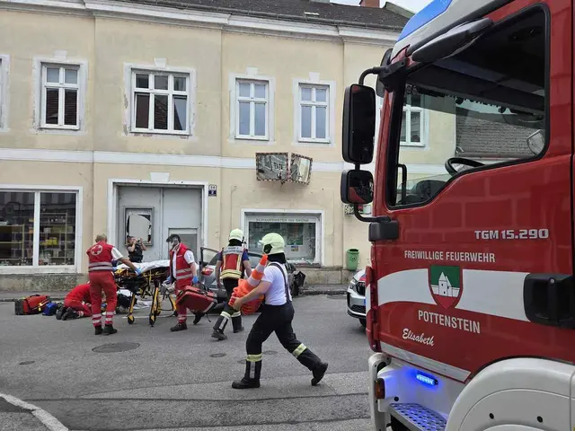 Die Lenkerin wurde bei dem Unfall verletzt. Die Einsatzkräfte versorgten sie vor dem Abtransport ins Krankenhaus. | Foto: Markus Hackl